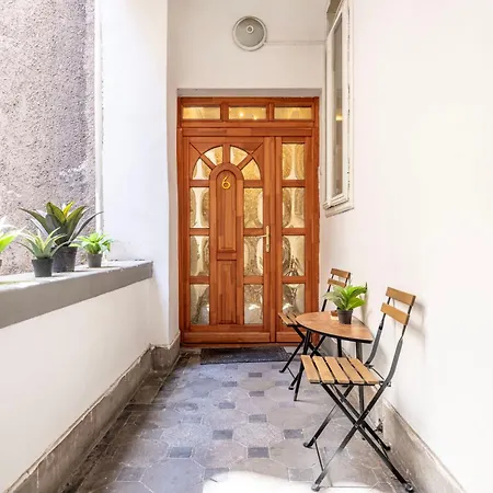 Cozy & Next To The Basilica Apartment